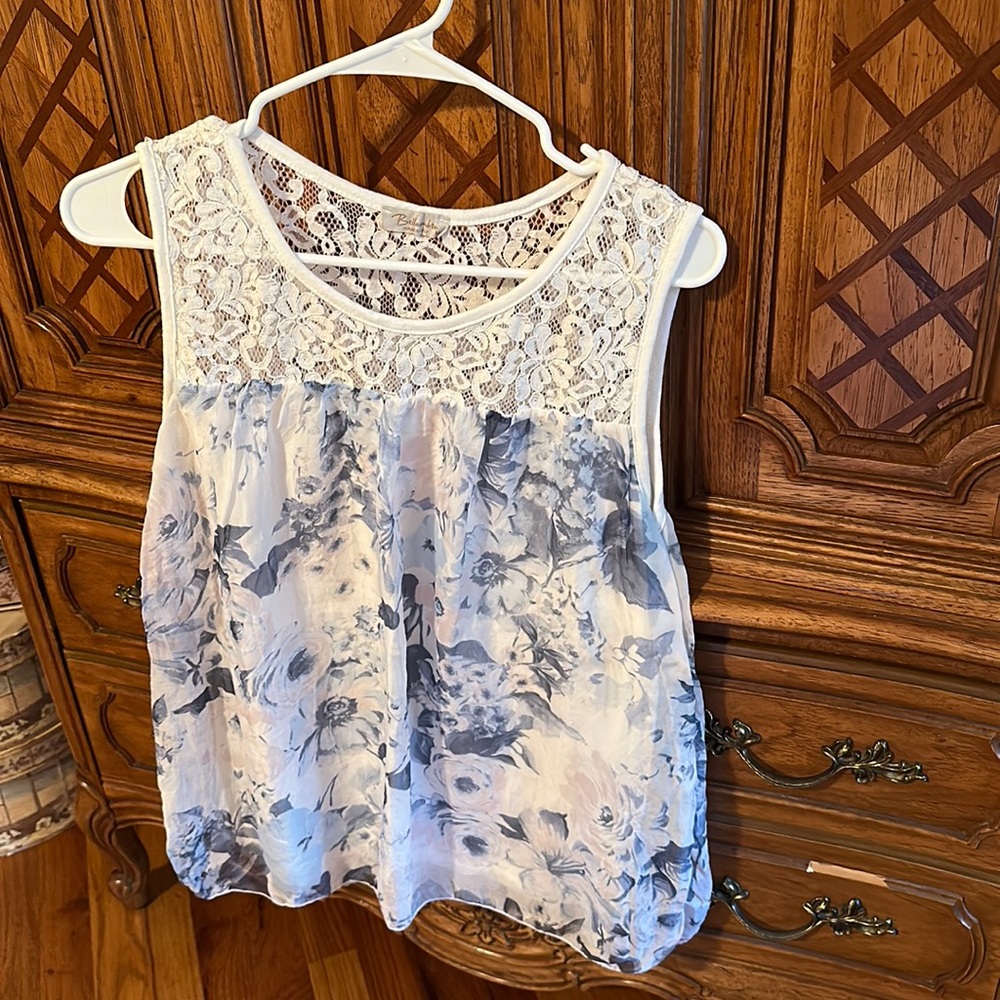 Beautiful blouse sleeveless with lace on top